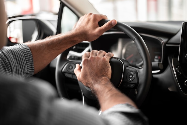 Gros plan homme prenant la voiture pour un essai routier