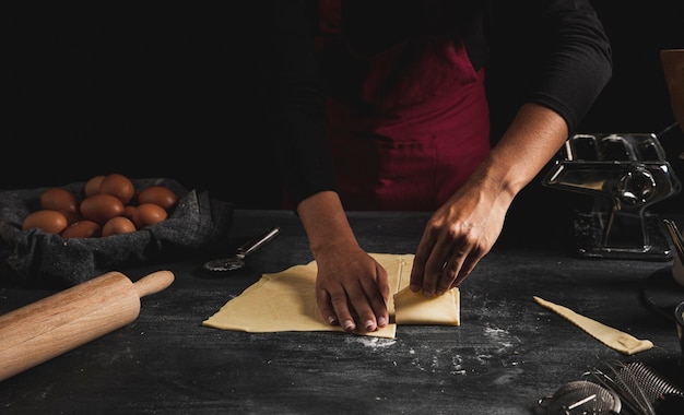 Photo gratuite gros plan homme préparant le repas