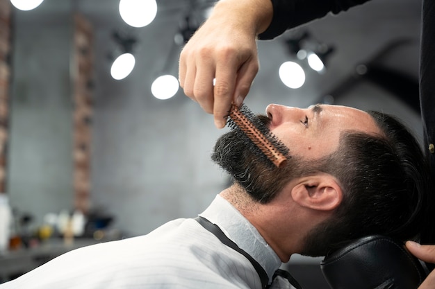 Gros plan sur l'homme qui se fait soigner la barbe