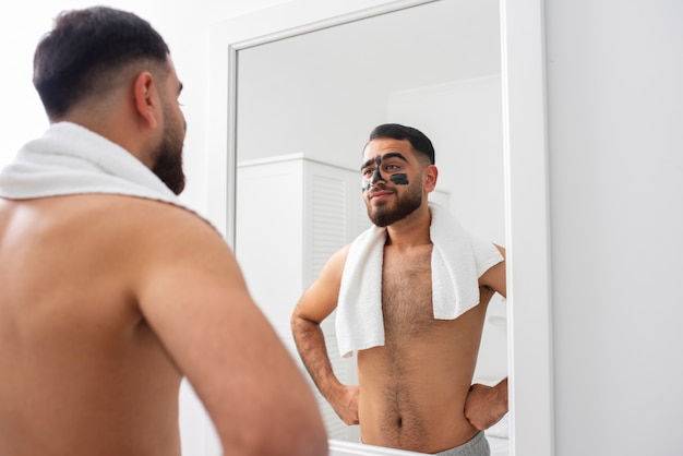 Photo gratuite gros plan homme regardant dans un miroir