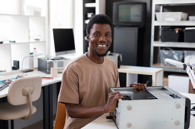 Gros plan sur un homme réparant des puces informatiques