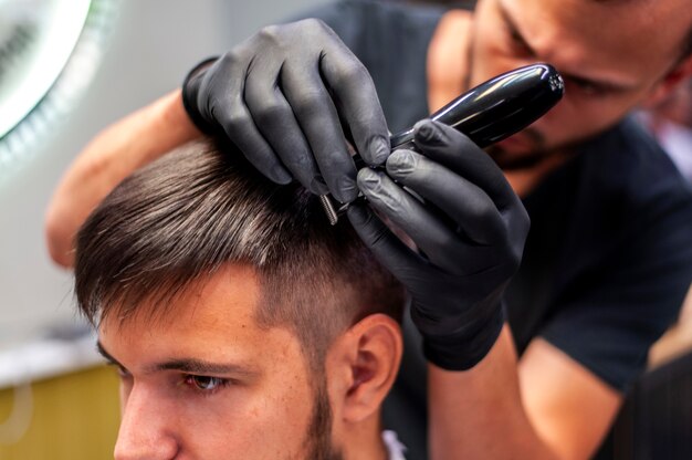 Gros plan homme se coupe les cheveux