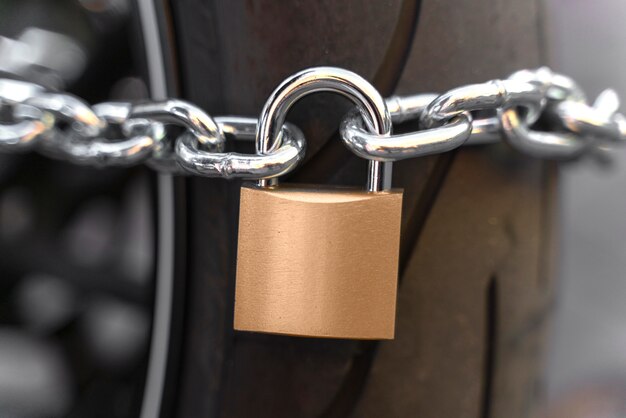 Gros plan sur l'homme se préparant à voler une moto