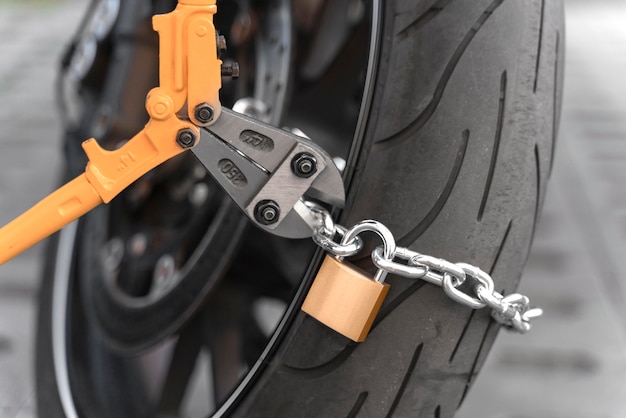 Gros plan sur l'homme se préparant à voler une moto