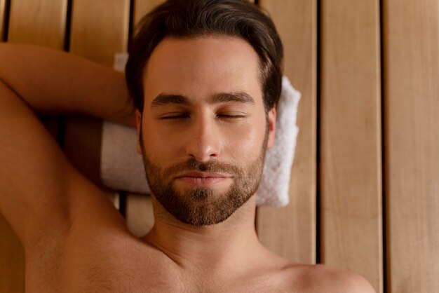 Gros plan sur un homme se relaxant dans le sauna