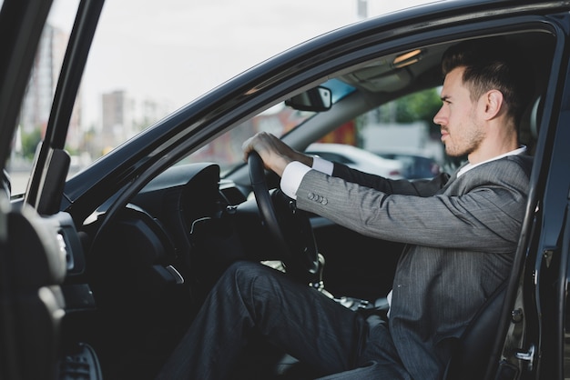 Photo gratuite gros plan, homme, séance, voiture, tenue, volant