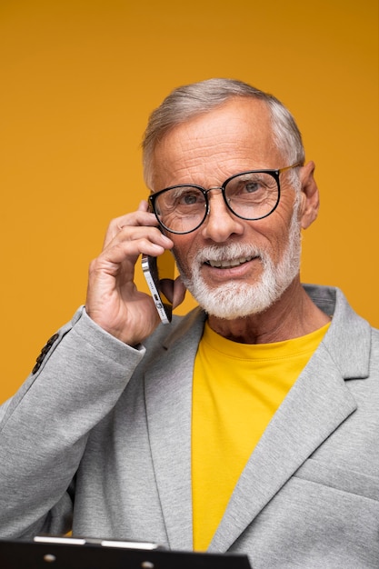 Gros plan homme senior parlant au téléphone