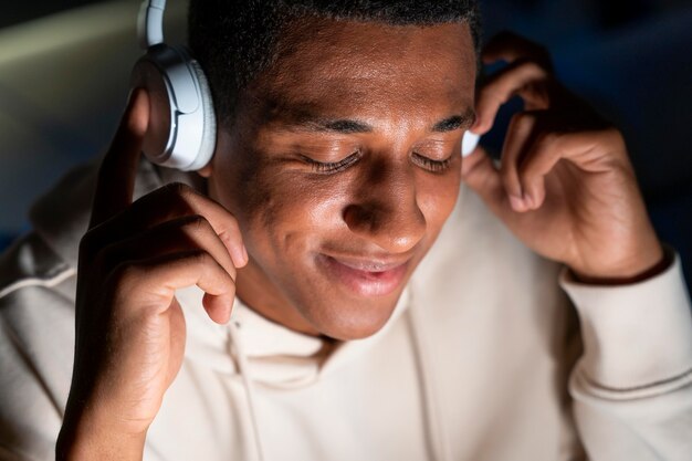 Gros plan homme souriant avec un casque