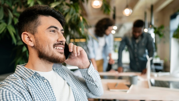 Gros plan homme souriant, parler au téléphone