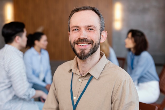 Gros plan homme souriant en thérapie