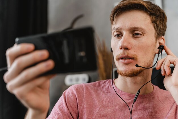 Gros plan, homme, streaming, à, téléphone