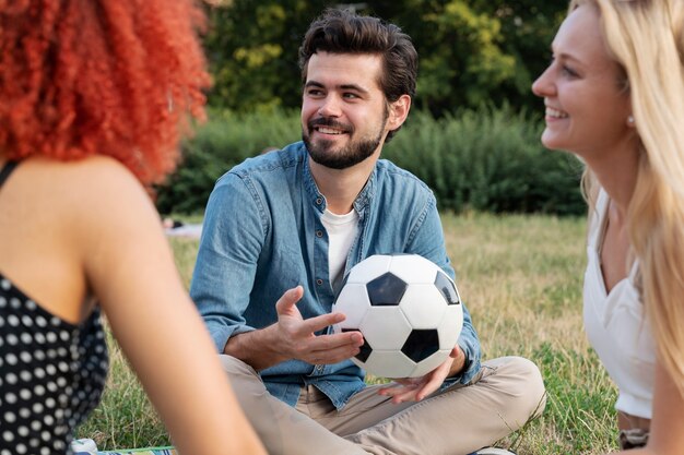 Gros plan homme tenant le ballon