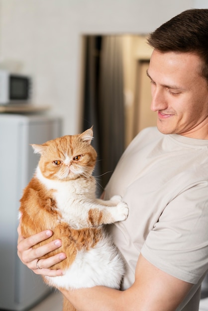 Gros plan homme tenant un chat