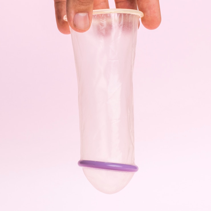 Photo gratuit gros plan homme tenant un préservatif transparent non emballé