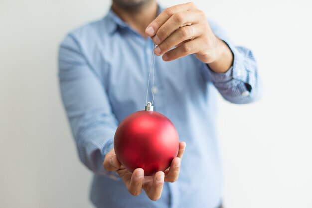 Gros plan, homme, tenue, boule rouge, sur, ficelle