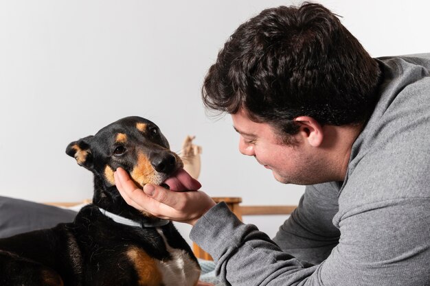 Gros plan, homme, tenue, chien