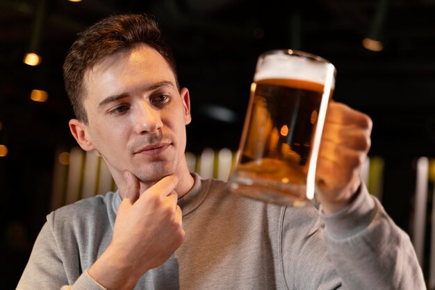 Gros plan, homme, tenue, chope bière