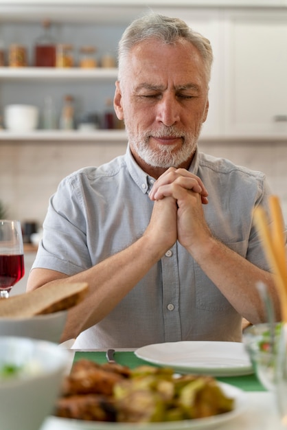 Gros plan sur l'homme en train de faire la fête avant le dîner en famille