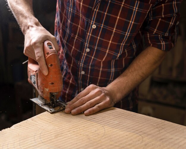 Gros plan homme travaillant avec du bois