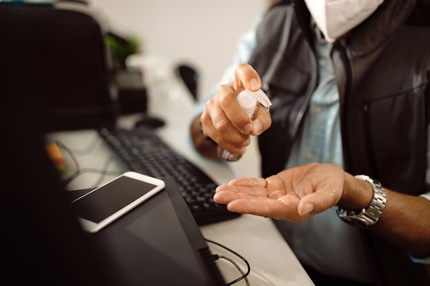 Gros plan sur un homme utilisant un désinfectant pour les mains pendant la pandémie de coronavirus