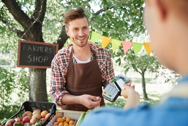 Gros plan sur l'homme vendant des récoltes de son jardin