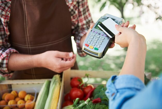 Gros plan sur l'homme vendant des récoltes de son jardin