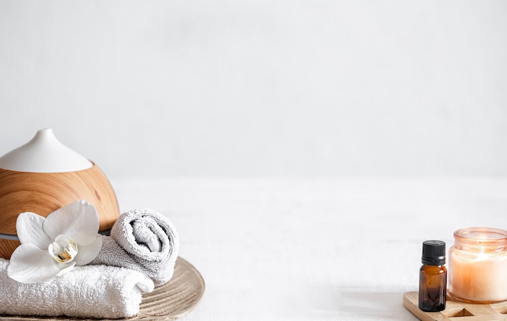 Photo gratuit gros plan d'humidificateur d'air, serviette et fleur d'orchidée. aromathérapie et concept de soins et de santé.