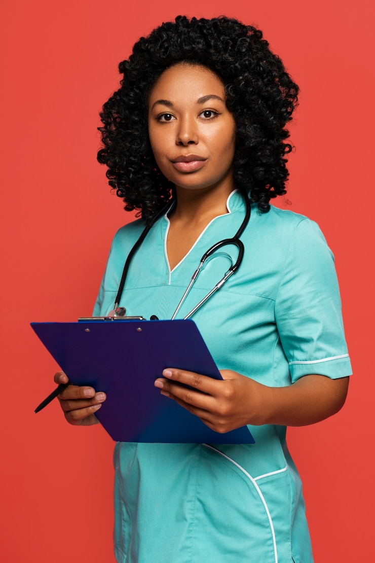 Photo gratuit gros plan sur une infirmière avec des documents