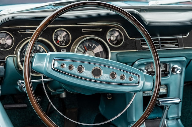 Photo gratuite gros plan d'un intérieur turquoise d'une voiture, y compris le volant