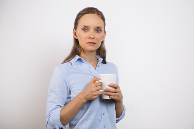 Gros plan isolé de Serious femme de boire du café