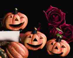 Photo gratuite gros plan, jack-o'-lanternes et roses