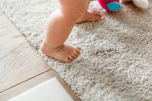 Gros plan des jambes de bébé en position debout