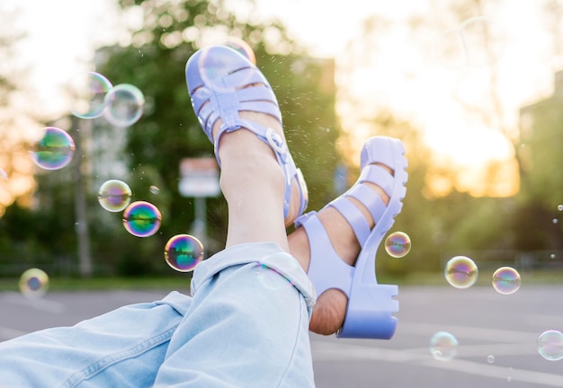 Photo gratuite gros plan des jambes avec des bulles de savon