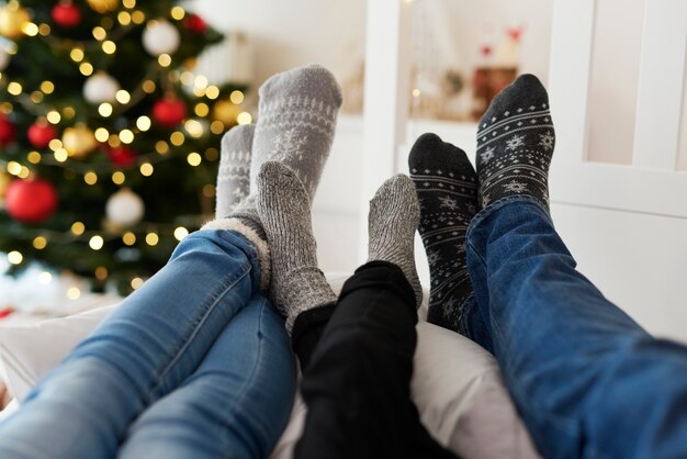 Gros plan des jambes de la famille dans des chaussettes chaudes