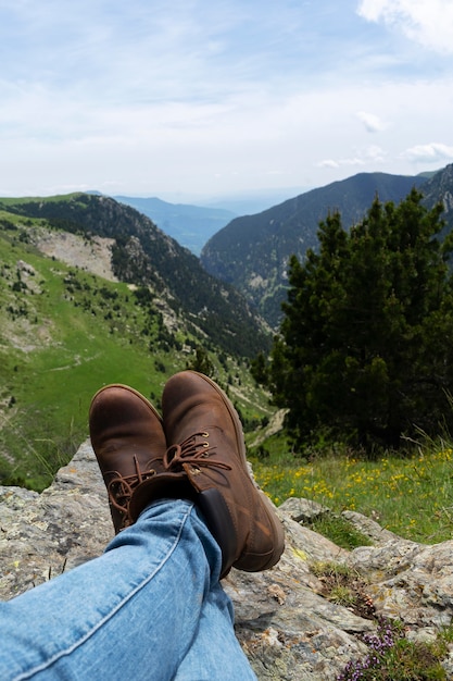 Photo gratuite gros plan de jambes de femme avec une belle vue sur la nature