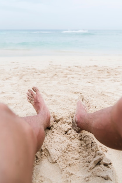 Gros plan, jambes, homme, plage