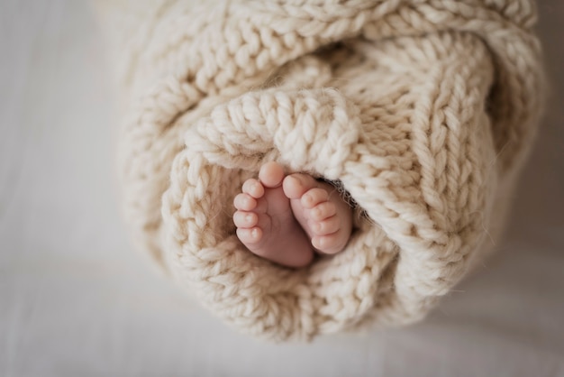 Gros plan, jambes, nouveau né, enfant