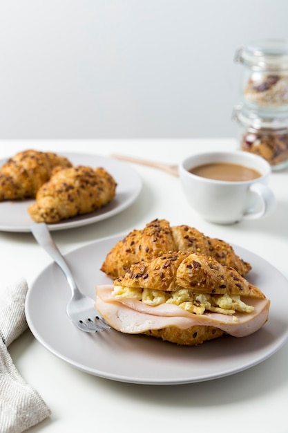 Gros plan, jambon, oeuf, croissant, plaque