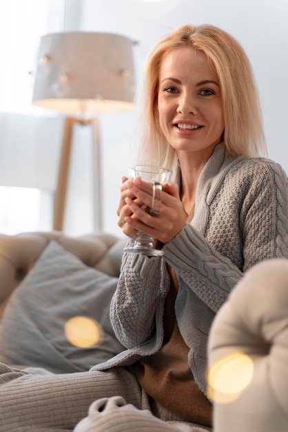 Gros plan sur un jeune adulte appréciant une boisson chaude