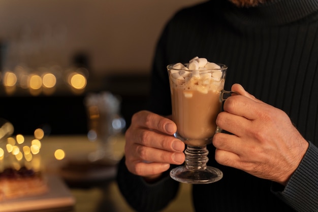 Gros plan sur un jeune adulte appréciant une boisson chaude