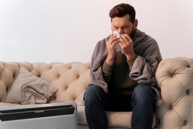 Photo gratuite gros plan sur un jeune adulte malade à la maison