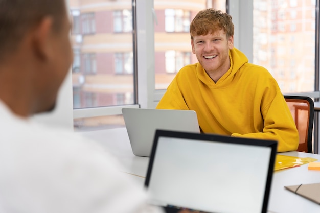 Gros plan sur un jeune adulte travaillant au bureau