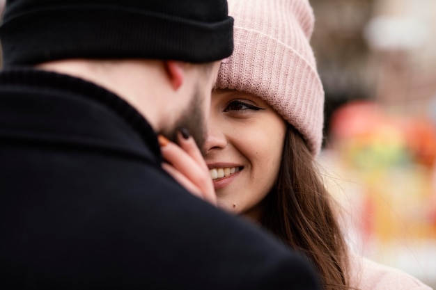 Photo gratuite gros plan, jeune couple, extérieur