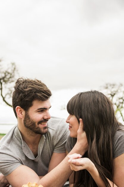 Gros plan, de, jeune couple, regarder, autre