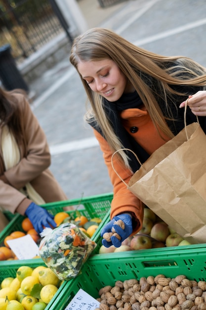 Gros plan sur une jeune femme achetant des produits d'épicerie