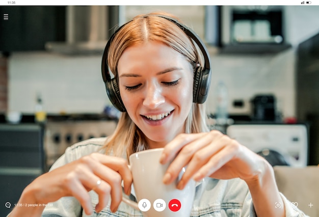 Photo gratuite gros plan d'une jeune femme d'affaires ayant un appel vidéo de travail tout en restant à la maison. nouveau mode de vie normal. concept d'entreprise.