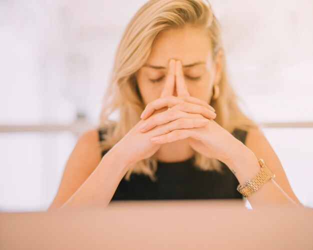 Gros plan de jeune femme d&#39;affaires envisagée