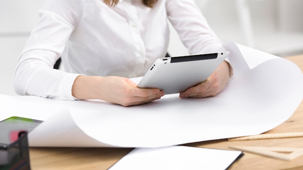 Gros plan, de, jeune femme affaires, tenue, tablette numérique, dans mains, sur, les, livre blanc, sur, table bois