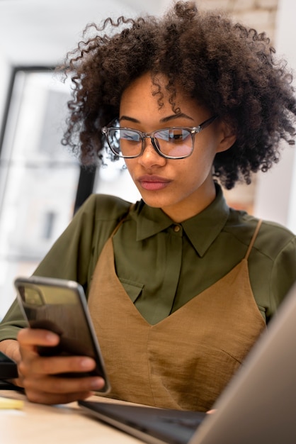 Photo gratuite gros plan sur la jeune femme d'affaires