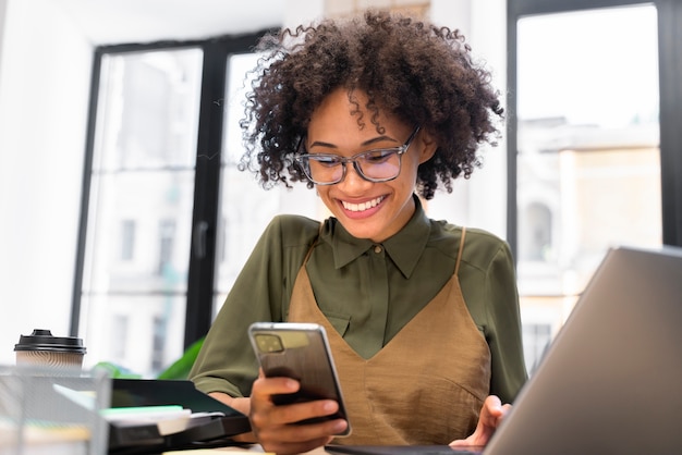 Gros plan sur la jeune femme d'affaires